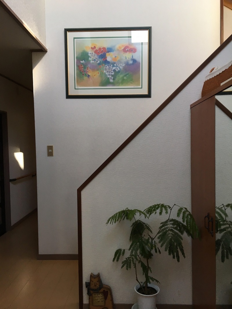 階段に絵画を飾る