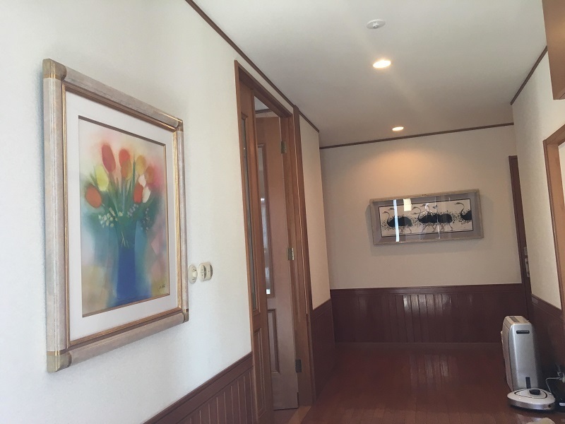 玄関から廊下に飾られた絵画