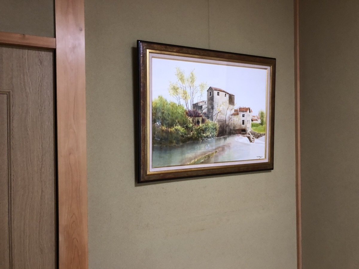 松山市のお客様の玄関に彩美画廊の絵画が掛かった様子