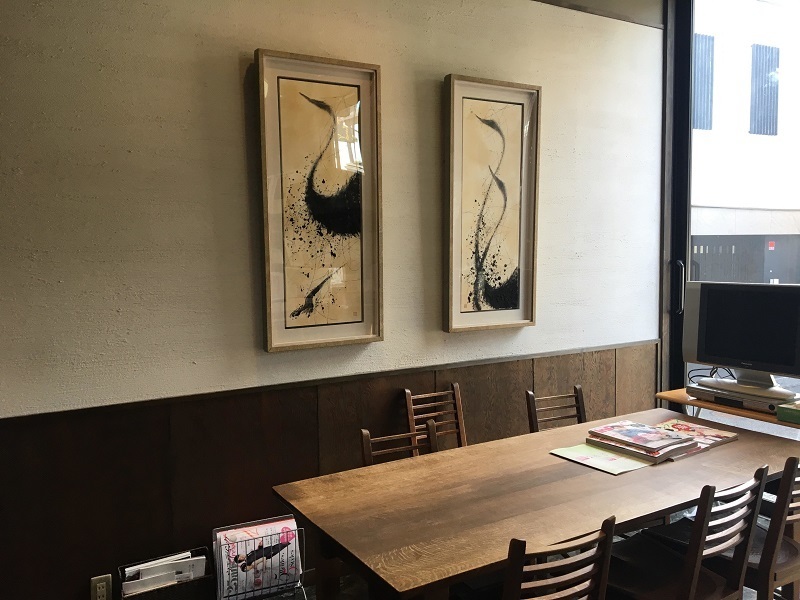 呉服店に飾られた絵画