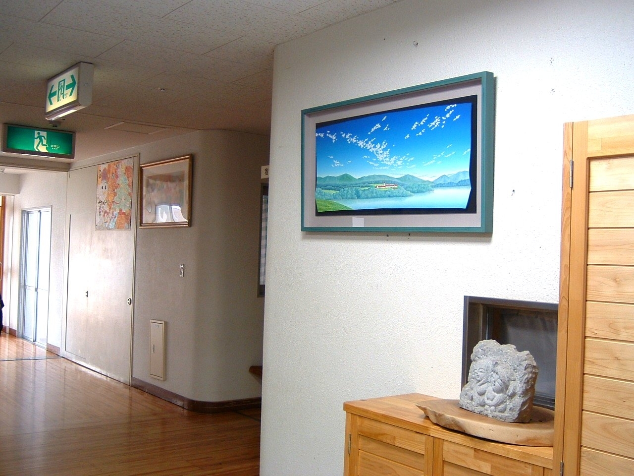 絵を野村学園に飾る